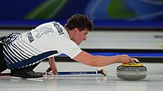 Vít Chabi�ovský vysílá kámen v zápase proti Kanad�.