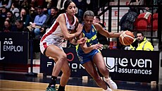 Valeriane Ayayiová z USK Praha se probíjí pod ko� Carola.