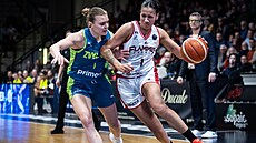 Mariana P�ibylová z USK (vlevo) brání k�ídelnici z Carola Brochantovou.