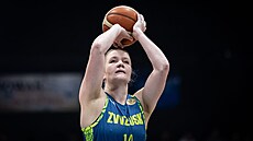 Pivotka USK Hofová zahrává trestný hod proti týmu Flammes Carolo.