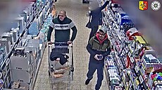 Policisté pátrají po  trojici mu�� podez�elých z kráde�e deseti kus� akumulátor�