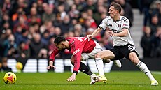 Timothy Castagne z Fulhamu fauluje Matheuse Cunhu z Manchesteru United.