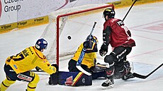 Mark Pysyk ze Sparty p�ekonává �eskobud�jovického branká�e Milana Klou�ka.