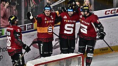 Spar�an�tí hokejisté se radují z gólu v utkání proti �eským Bud�jovicíml.