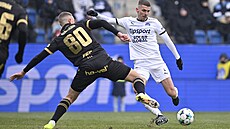 Andrej Stoj�evski ze Slovácka se sna�í vyst�elit p�es bránícího Ond�eje...