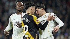 Brahim Díaz z Realu Madrid v poty�ce s Iliasem Akhomachem z Vallecana.