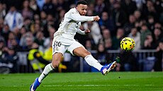 Úto�ník Kylian Mbappé st�ílí na bránu.