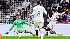 Branká� Thibaut Courtois z Realu Madrid zasahuje v utkání proti Vallecanu.