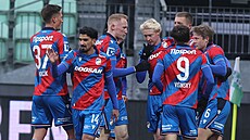 Plze�tí fotbalisté se radují z gólu Denise Vi�inského proti Karviné.