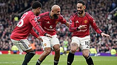 Fotbalisté Manchesteru United oslavují gól Matheuse Cunhy (vpravo).