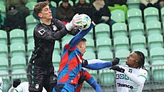 Plze�ský branká� Florian Wiegele sbírá mí� ze vzduchu v utkání proti Karviné.