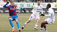 Plze�ský úto�ník Daniel Va�ulín si zpracovává mí� p�ed karvinskými Filipem...