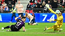 Slávista Luká� Provod p�ekonává branká�e Ale�e Mandouse z Pardubic.