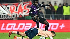 Slávistický zálo�ník Oscar fauluje za �ervenou kartu Michala Hlavatého z...