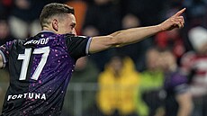 Slávista Luká� Provod se raduje ze svého gólu v utkání proti Pardubicím.