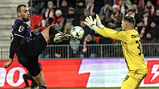 Slávistický úto�ník Tomá� Chorý p�ekonává branká�e Ale�e Mandouse z Mladé...