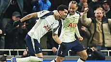 Úto�ník Dominic Solanke (vlevo) z Tottenhamu oslavuje svoji trefu s Xavim...