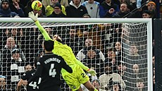 Branká� Gianluigi Donnarumma z Manchesteru City se marn� natahuje po st�ele...