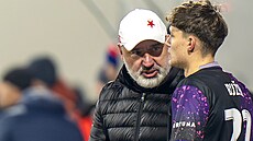 Slávistický trenér Jind�ich Trpi�ovský p�edává pokynu Alexandru Bu�kovi.