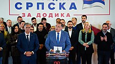 Sinisa Karan s bývalým proruským v�dcem Miloradem Dodikem b�hem p�ed�asných...