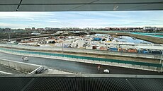 Okolí hokejové haly je zna�n� rozestav�né, naopak interiér olympijského...