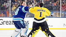 Jeremy Swayman se pere s Andrejem Vasilevským.