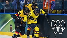 Lisa Johanssonová ze �védska se sna�í ujet n�mecké dvojici Carina Strobelová a...