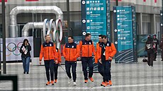 �lenové nizozemské výpravy se prochází po olympijské vesnici.