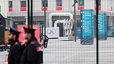 Na oknech pokoj� �ínských sportovc� visí krom� vlajek i pandy.