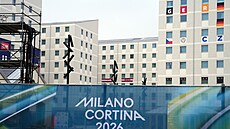 Na budov� v olympijské vesnici najdete �eskou vlajku.