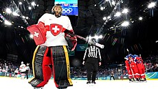 Branká�ka Saskia Maurer ze �výcarska inkasuje v duelu s �eskem.