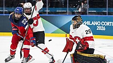 Tereza Plosová se sna�í p�ed branká�kou Saskií Maurerovou te�ovat kotou�.