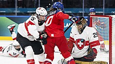 Barbora Ju�í�ková dorá�í p�ed branká�kou Saskií Maurerovou.