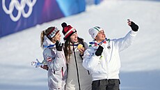 Medailové selfie. Fotí ho bronzová Lucia Dalmassová, za ní pózují zlatá Zuzana...