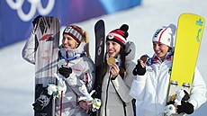 Olympijské medailistky v paralelním slalomu. Vlevo st�íbrná Sabine Payerová,...