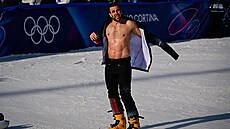 Rakouský snowboardista Benjamin Karl slaví v cíli paralelního ob�ího slalomu...