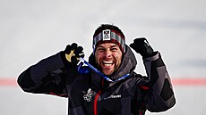Rakouský snowboardista Benjamin Karl slaví v cíli paralelního ob�ího slalomu...