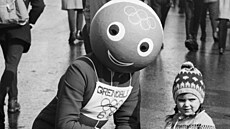 Maskot zimních her v Grenoblu dostal jméno podle ly�a�ského postoje �schuss�....