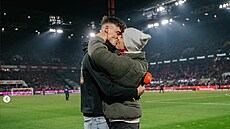 Fotbalový rozhod�í Pascal Kaiser po�ádal svého partnera o ruku p�ímo na...