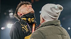 Fotbalový rozhod�í Pascal Kaiser po�ádal svého partnera o ruku p�ímo na...