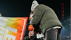 Fotbalový rozhod�í Pascal Kaiser po�ádal svého partnera o ruku p�ímo na...