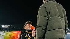 Fotbalový rozhod�í Pascal Kaiser po�ádal svého partnera o ruku p�ímo na...