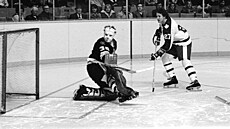 7. února 1976 Darryl Sittler (27) �esti brankami a �ty�mi asistencemi za�ídil v...