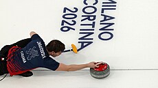 Curler Vít Chabi�ovský  v souboji s Estonskem. (9. února 2026)