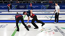 Curle�i Vít Chabi�ovský a Julie Zelingrová v souboji s Estonskem. (9. února...