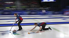 Curle�i Vít Chabi�ovský a Julie Zelingrová v souboji s Estonskem. (9. února...
