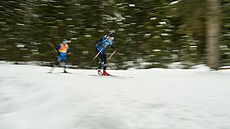 Jakob Kulbin z Estonska (vpravo) b�hem tréninku biatlonu na zimních...