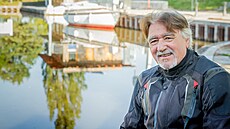 Uprost�ed �ela má vrásku ve tvaru k�í�e. Mo�ná jako upomínku na t�ké chvíle,...