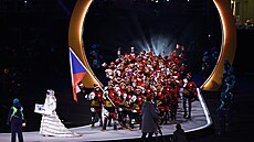 Slavnostní zahájení XXV. zimní olympiády v Itálii. Vlajkono�em �eska je...