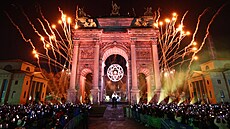 Zapálením olympijských oh�� za�aly v Itálii XXV. zimní hry. Obstarali to t�i...